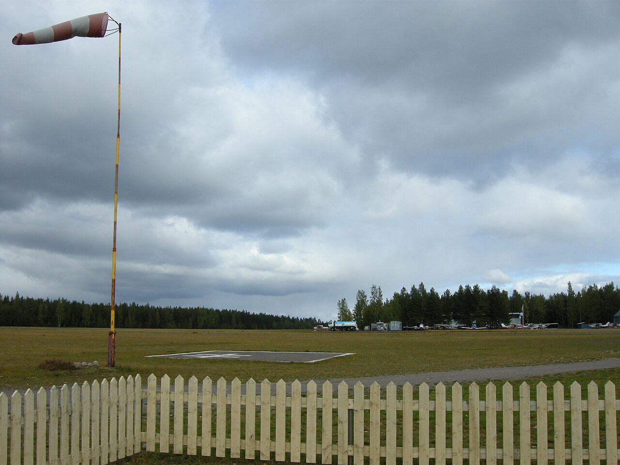芬兰许温凯机场 Hyvink&auml;&auml; Airfield